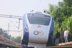 कितनी तेज है आखिर तेज चलने वाली ट्रेन? लेटलतीफ़ी में तो छोड़ रही हैं सबको पीछे कितनी तेज है आखिर तेज चलने वाली ट्रेन? लेटलतीफ़ी में तो छोड़ रही हैं सबको पीछे