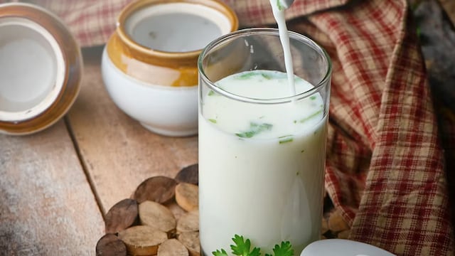 Buttermilk is low in fat and cholesterol, making it a heart-healthy beverage