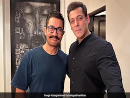 सलमान खान ने आमिर खान को दे दिया है अपना लकी ब्रेसलेट, फोटो तो कुछ ऐसा ही कहती है सलमान खान ने आमिर खान को दे दिया है अपना लकी ब्रेसलेट, फोटो तो कुछ ऐसा ही कहती है