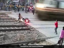बाइक सवार रेलवे क्रॉसिंग पार कर रहा था, सामने से आ गई सुपरफास्ट ट्रेन, हड़बड़ाकर पटरी पर ही गिर पड़ा और फिर... बाइक सवार रेलवे क्रॉसिंग पार कर रहा था, सामने से आ गई सुपरफास्ट ट्रेन, हड़बड़ाकर पटरी पर ही गिर पड़ा और फिर...