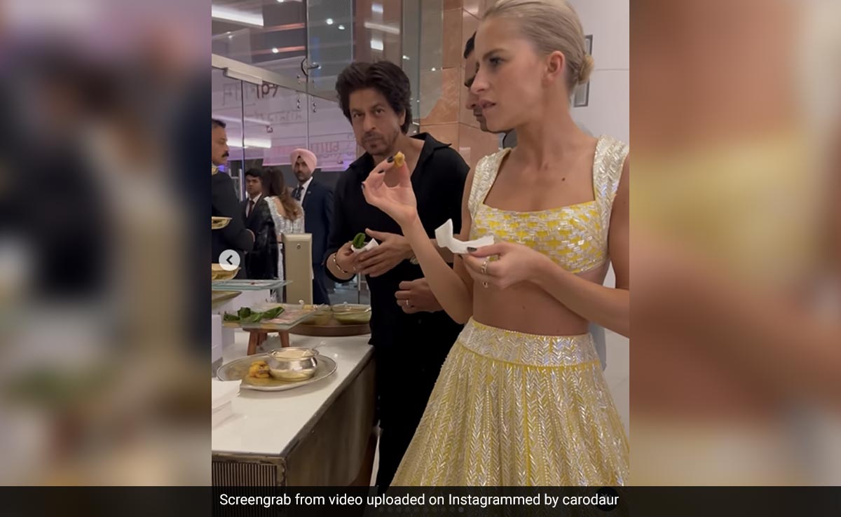 Viral: Shah Rukh Khan Spotted At A Buffet In Blogger's Video And Fans Can't Even...