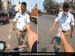 हैदराबाद की चिलचिलाती गर्मी में काम कर रहे ट्रैफिक पुलिसकर्मियों को पानी की बोतल बांट रहा ये शख्स, Video ने जीता दिल हैदराबाद की चिलचिलाती गर्मी में काम कर रहे ट्रैफिक पुलिसकर्मियों को पानी की बोतल बांट रहा ये शख्स, Video ने जीता दिल