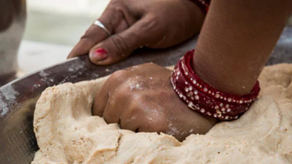 कब्ज को दूर करना है तो आटे में ये चीज मिलाकर बनाएं रोटी, जड़ से खत्म