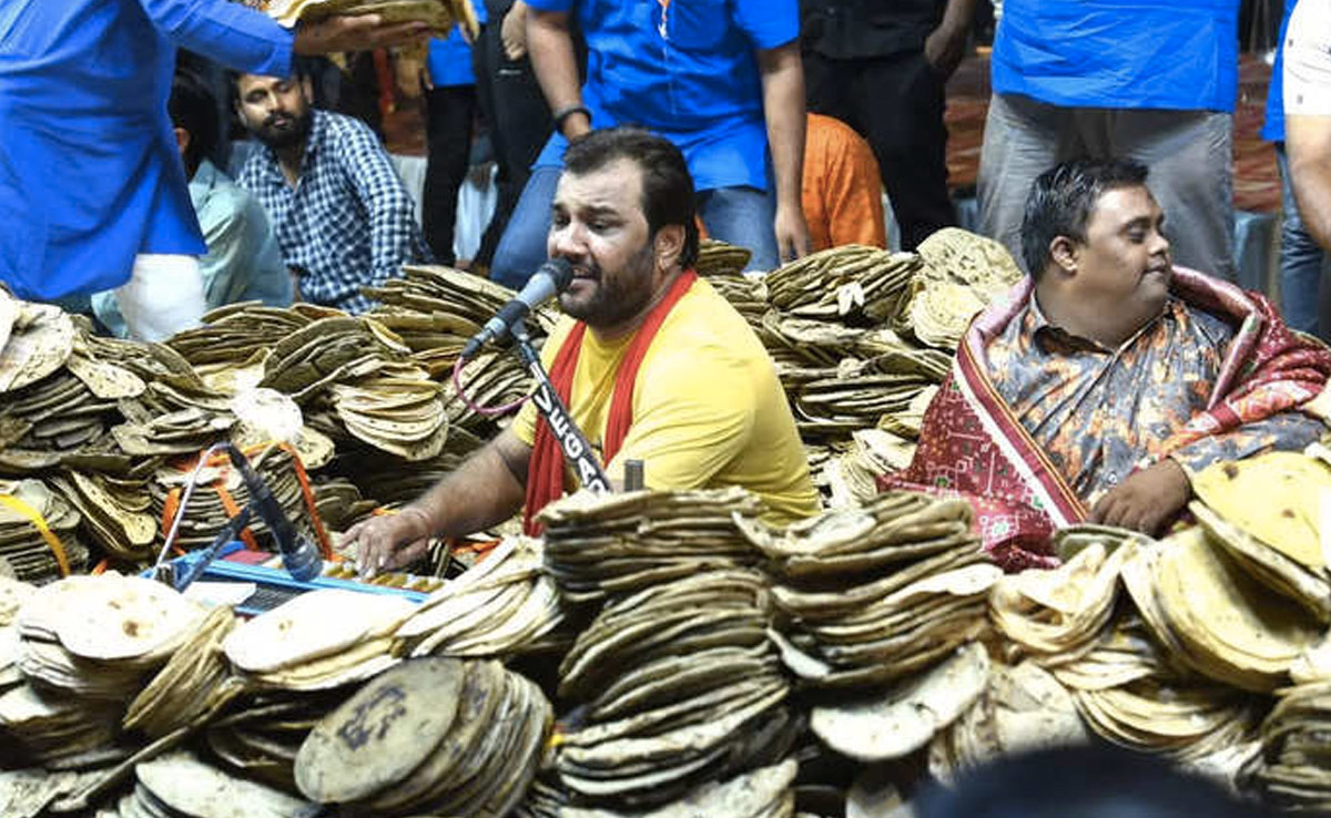 संगीत की मदद से पशुओं के लिए जुटाई गईं रोटियां, कार्यक्रम में एंट्री टिकट के बजाय रोटी लाने को कहा