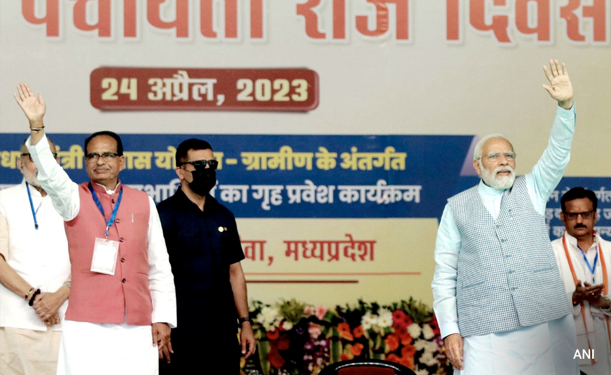 Shivraj Chouhan Visits House Of Girl Scooty Scheme Beneficiary, Drinks Tea With Her