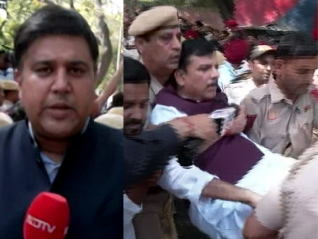 सीबीआई मुख्यालय से कुछ दूरी पर बैठे आम आदमी पार्टी के नेताओं को पुलिस ने हिरासत में लिया