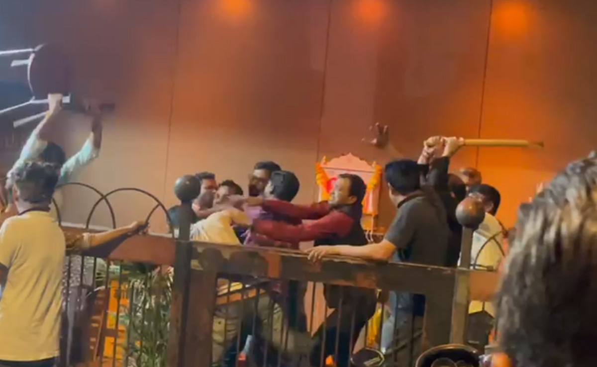 Video: In Mumbai Bar Fight - Slaps, Punches And A Chair