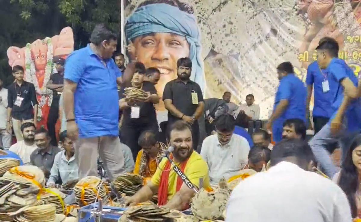 Viral Video: गुजरात के भजन कार्यक्रम में रोटियों की बारिश, मंच पर लगा रोटियों का ठेर, वीडियो हुआ सोशल मीडिया पर वायरल 