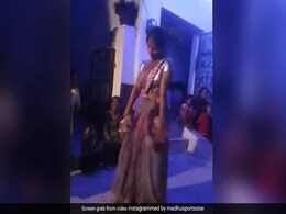 VIDEO: ढोलक की आवाज सुनते ही महिला को लगे 440 वोल्ट करंट के झटके, किया ऐसा डांस देख हंसी नहीं होगी कंट्रोल VIDEO: ढोलक की आवाज सुनते ही महिला को लगे 440 वोल्ट करंट के झटके, किया ऐसा डांस देख हंसी नहीं होगी कंट्रोल