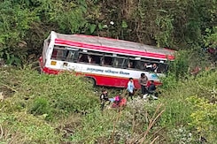 मसूरी-देहरादून रोड पर बस के 230 फुट गहरी खाई में गिरने से दो की मौत मसूरी-देहरादून रोड पर बस के 230 फुट गहरी खाई में गिरने से दो की मौत