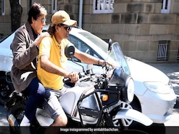 बिना हेलमेट बाइक राइड करते दिखे अमिताभ बच्चन और अनुष्का शर्मा, अब मुंबई पुलिस एक्शन की तैयारी में बिना हेलमेट बाइक राइड करते दिखे अमिताभ बच्चन और अनुष्का शर्मा, अब मुंबई पुलिस एक्शन की तैयारी में
