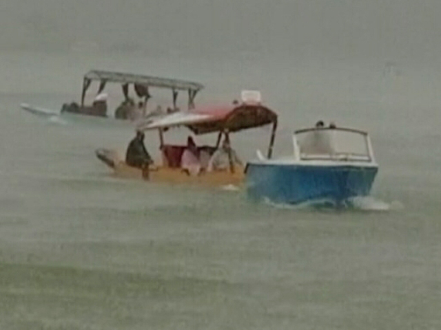 तेज हवा के कारण डल झील में पलटे कई शिकारे, सभी पर्यटकों को सुरक्षित बचाया गया