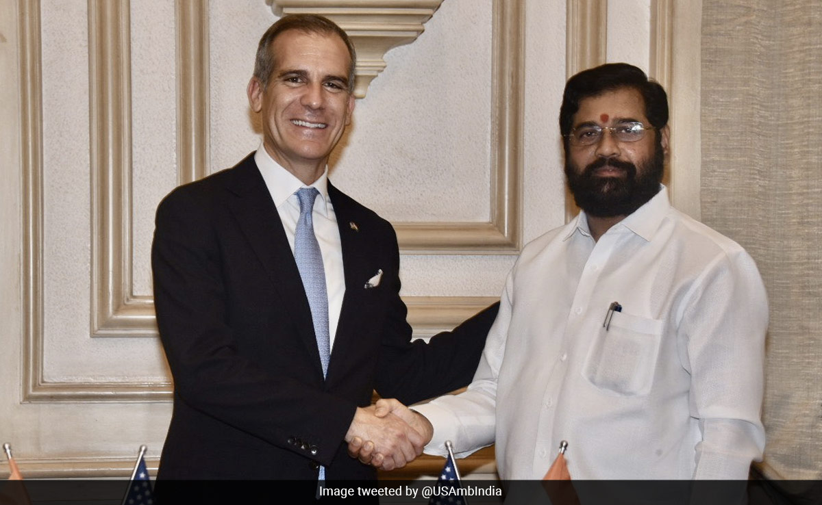 US Envoy Eric Garcetti Relishes <i>Vada Pav</i> Served By Eknath Shinde In Mumbai