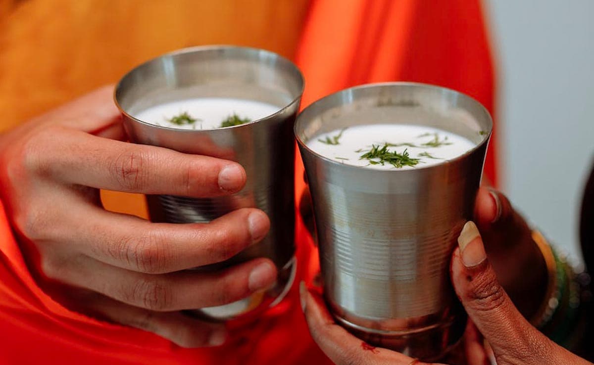 गर्मियों में क्यों और किन लोगों को करना चाहिए छाछ का सेवन, यहां जानें कारण  और फायदे | 3 People Drink Chaas Daily In Summer Butter Milk Health Benefits  Garmi Me Chaachs