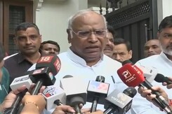 कर्नाटक चुनाव के परिणाम पर बोले मल्लिकार्जुन खड़गे - "ये जनता जनार्दन की जीत" कर्नाटक चुनाव के परिणाम पर बोले मल्लिकार्जुन खड़गे - "ये जनता जनार्दन की जीत"