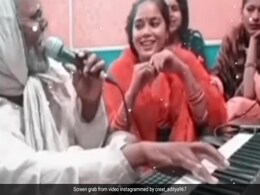 हारमोनियम बजाते बुजुर्ग शख्स ने गाया उदित नारायण का गाना, लोगों पर चला आवाज का जादू हारमोनियम बजाते बुजुर्ग शख्स ने गाया उदित नारायण का गाना, लोगों पर चला आवाज का जादू