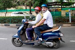 Watch: राहुल गांधी का बेंगलुरु में प्रचार, डिलीवरी बॉय के साथ की स्कूटर की सवारी Watch: राहुल गांधी का बेंगलुरु में प्रचार, डिलीवरी बॉय के साथ की स्कूटर की सवारी