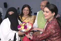 विदेश राज्य मंत्री मीनाक्षी लेखी ने हज यात्रियों के पहले जत्थे को रवाना किया विदेश राज्य मंत्री मीनाक्षी लेखी ने हज यात्रियों के पहले जत्थे को रवाना किया