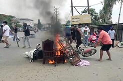 हिंसा के बाद मणिपुर में सन्नाटा: जली गाड़ियां...टूटे-फूटे घर...जानिए पूरा अपडेट हिंसा के बाद मणिपुर में सन्नाटा: जली गाड़ियां...टूटे-फूटे घर...जानिए पूरा अपडेट