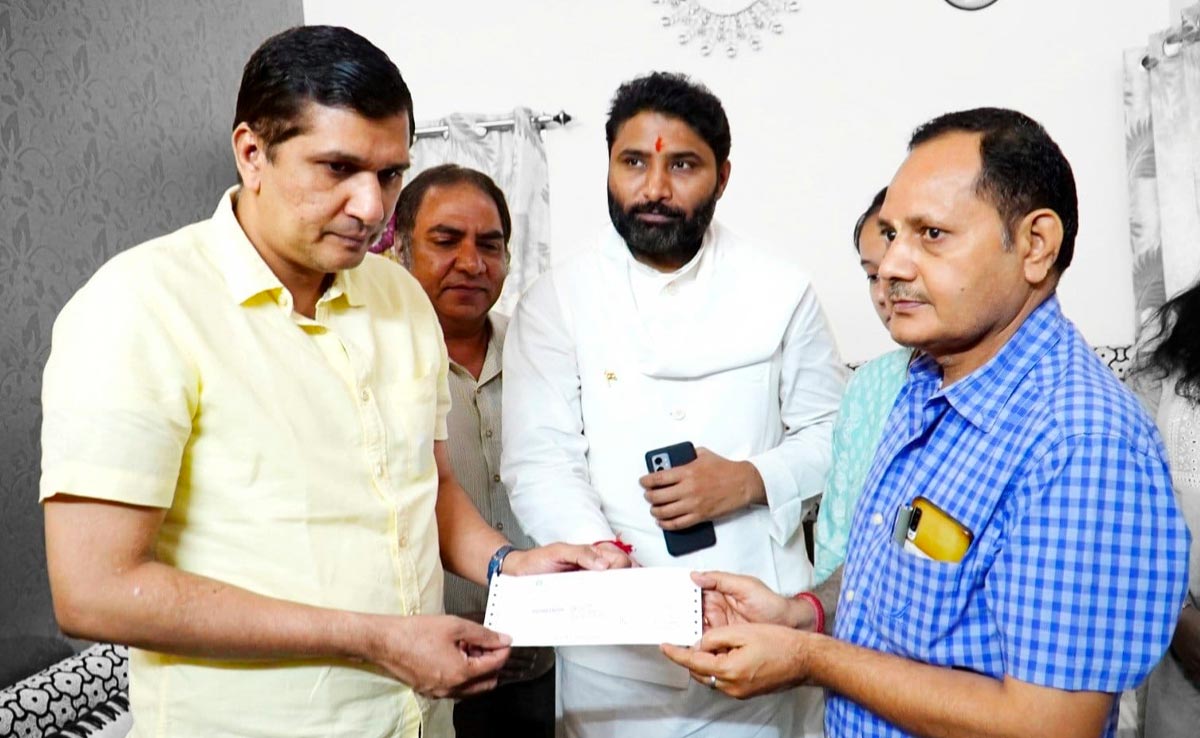 दिल्ली सरकार ने कोरोना योद्धा के परिवार को दी एक करोड़ रुपये की आर्थिक मदद