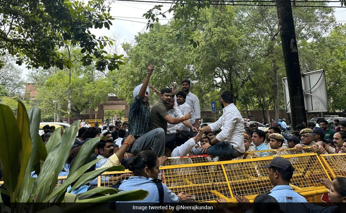 Delhi University Students Union Protests New Course On VD Savarkar