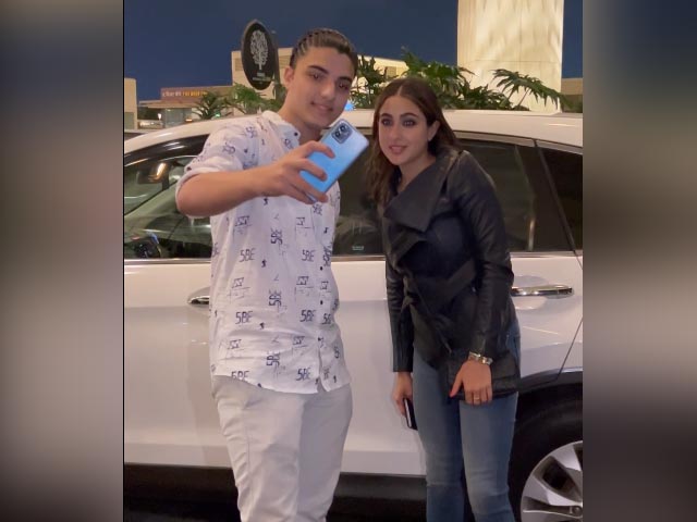 कान्स में शामिल होने के लिए रवाना हुईं Sara Ali Khan, एयरपोर्ट पर दिखा बेहद स्टाइलिश लुक