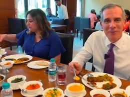 रोटी को हाथ में उठाकर ये क्या बोले अमेरिकी राजदूत...!  कैसे American Ambassador बन गए महाराष्ट्रीयन फूड के मुरीद... रोटी को हाथ में उठाकर ये क्या बोले अमेरिकी राजदूत...!  कैसे American Ambassador बन गए महाराष्ट्रीयन फूड के मुरीद...
