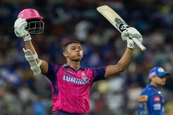 IPL में कमाल कर रहा RR का ये खिलाड़ी कभी गोलगप्पे की दुकान में किया करता था काम IPL में कमाल कर रहा RR का ये खिलाड़ी कभी गोलगप्पे की दुकान में किया करता था काम