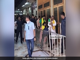 VIDEO: मुकेश अंबानी बेटे-बहू और पोते के साथ पहुंचे सिद्धिविनायक मंदिर, इस वजह से ट्रोल हो गए आकाश अंबानी VIDEO: मुकेश अंबानी बेटे-बहू और पोते के साथ पहुंचे सिद्धिविनायक मंदिर, इस वजह से ट्रोल हो गए आकाश अंबानी