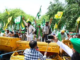 VIDEO: पहलवानों के समर्थन में दिल्ली पहुंचे किसान, तोड़ा बैरिकेड्स