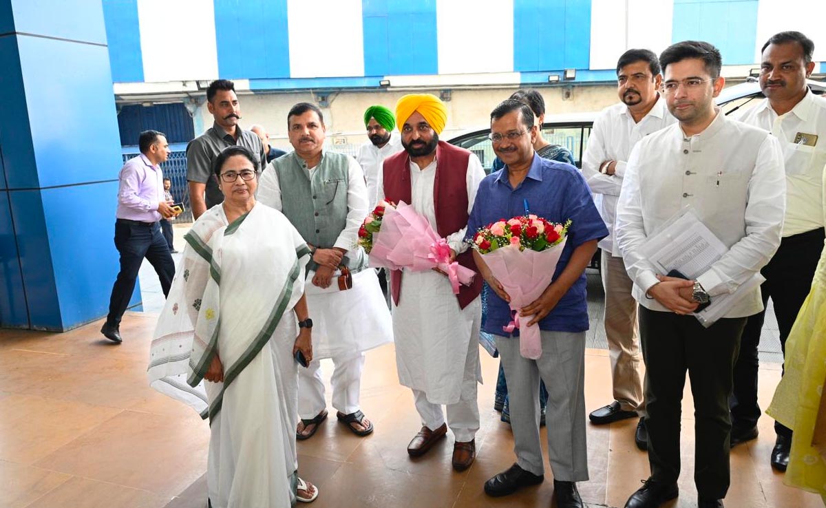 Arvind Kejriwal Meets Mamata Banerjee Amid AAP-Centre Row On Big Court Order