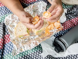 Aluminum Foil Side Effects: क्या आप भी खाते हैं फॉयल पेपर में रखा खाना, तो जान लें ये बड़े नुकसान Aluminum Foil Side Effects: क्या आप भी खाते हैं फॉयल पेपर में रखा खाना, तो जान लें ये बड़े नुकसान