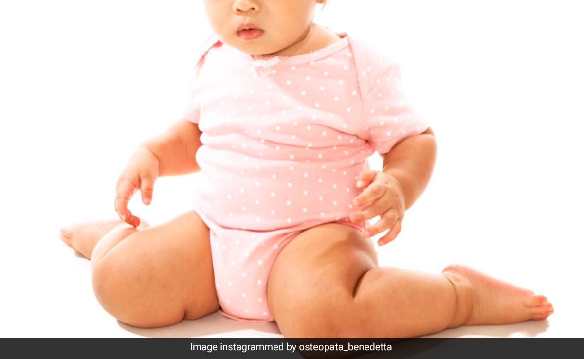 अगर आपका बच्चा भी घुटने मोड़कर बैठता है, तो डॉक्टर से जानिए क्या हो सकते हैं नुकसान 