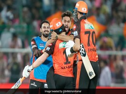 आखिरी गेंद पर किस्मत ने मारी पलटी, दोस्त 'समद' के कारनामें देख खुशी से उछल पड़े उमरान मलिक, ऐसे मना जश्न, Video आखिरी गेंद पर किस्मत ने मारी पलटी, दोस्त 'समद' के कारनामें देख खुशी से उछल पड़े उमरान मलिक, ऐसे मना जश्न, Video