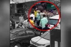 उत्तराखंड के कैबिनेट मंत्री ने खोया अपना आपा, बीच सड़क पर करने लगे युवक की धुनाई उत्तराखंड के कैबिनेट मंत्री ने खोया अपना आपा, बीच सड़क पर करने लगे युवक की धुनाई