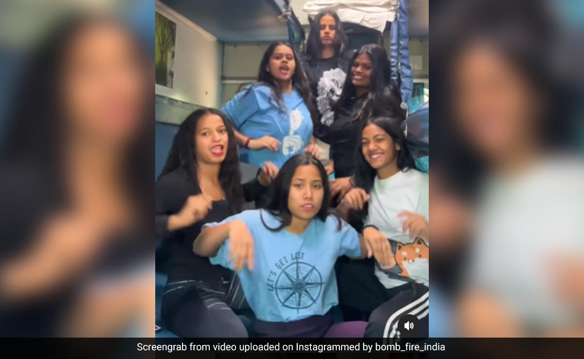 इन लड़कियों ने ट्रेन में किया कुछ इस अंदाज में डांस, बार-बार देखा जा रहा वीडियो