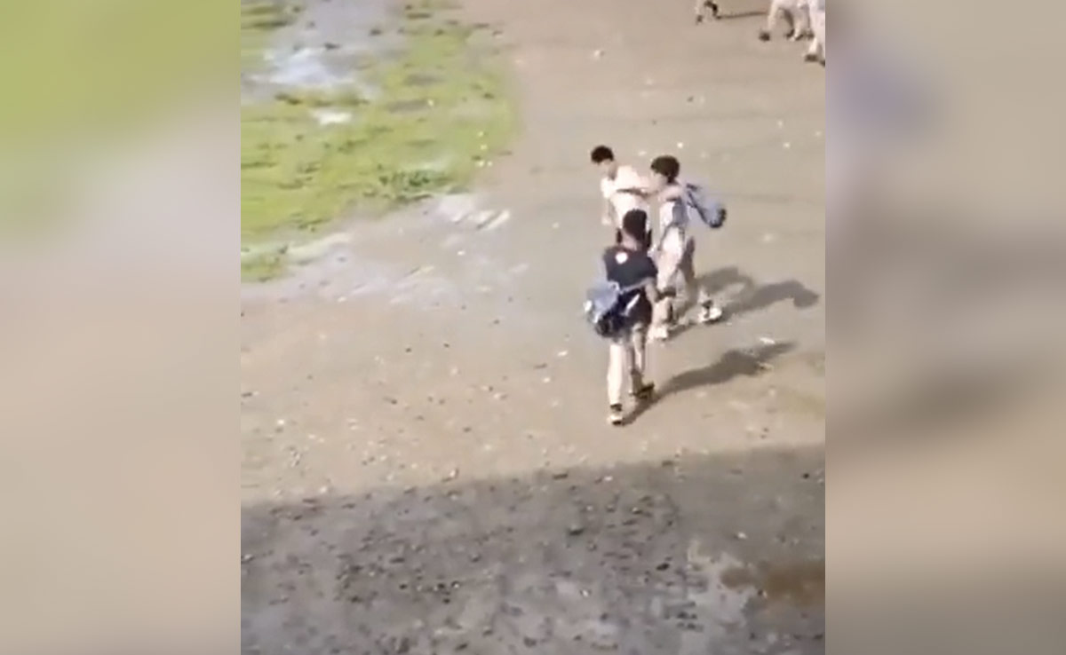 लड़के ने ऐसे सलटाया दो दोस्तों का झगड़ा कि सोशल मीडिया पर लोग बोले- भाई रूस-यूक्रेन की लड़ाई भी रुकवा दो