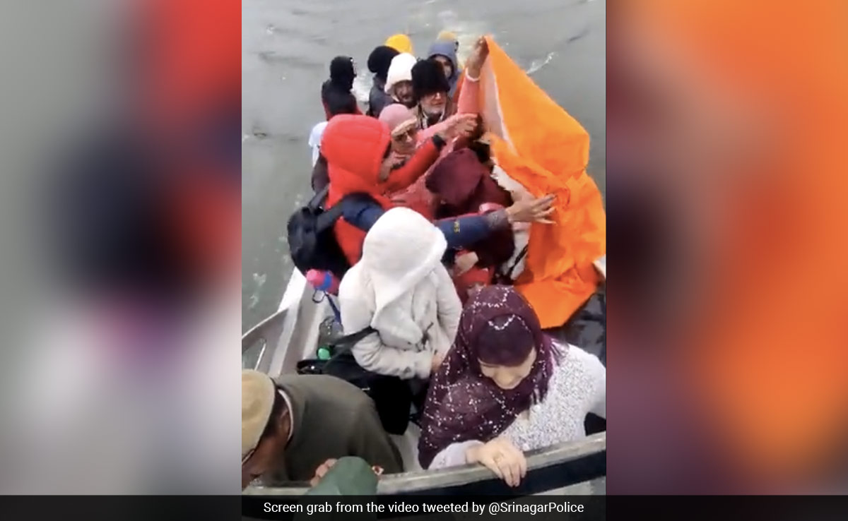 21 Tourists Rescued From Srinagar's Dal Lake By Police