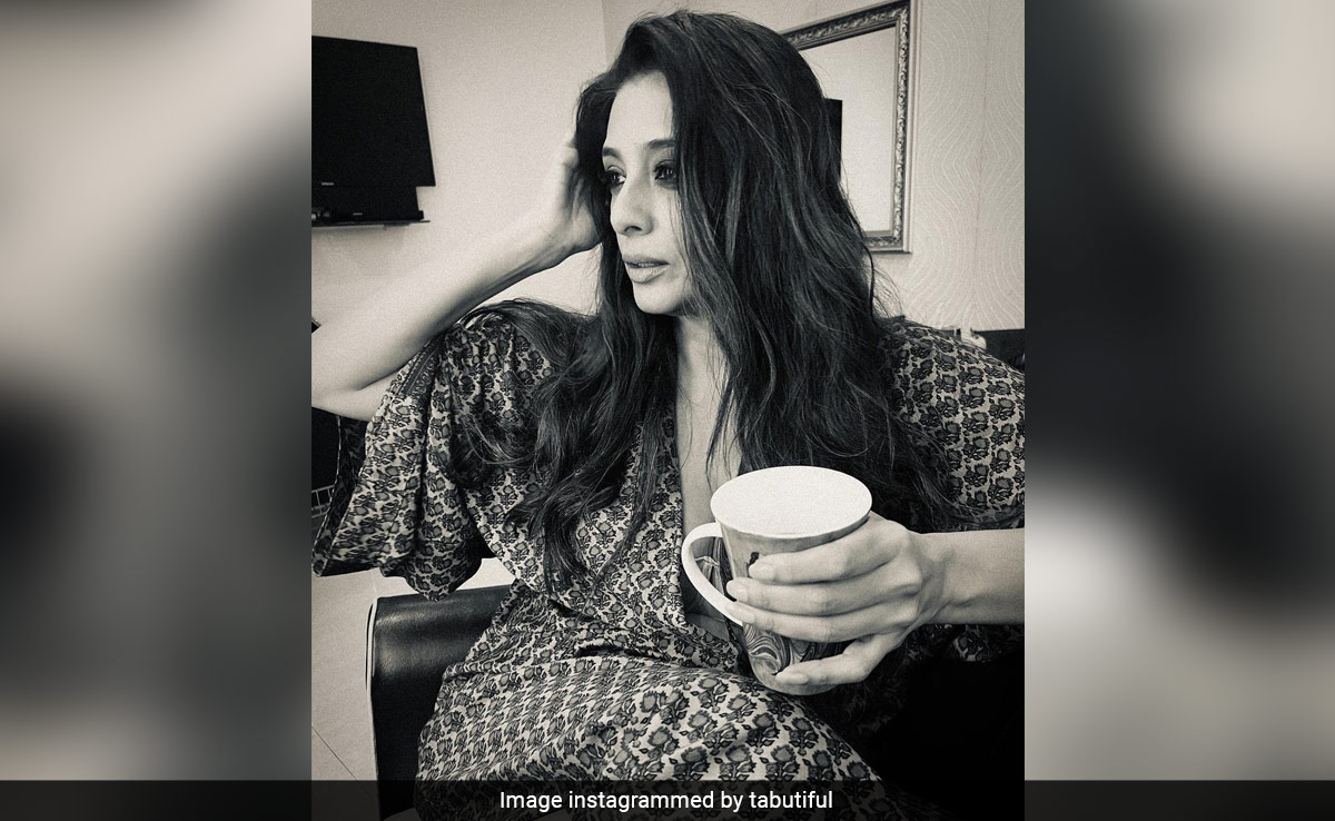 About Tabu And Co-Star Kareena Kapoor's ROFL Instagram Exchange