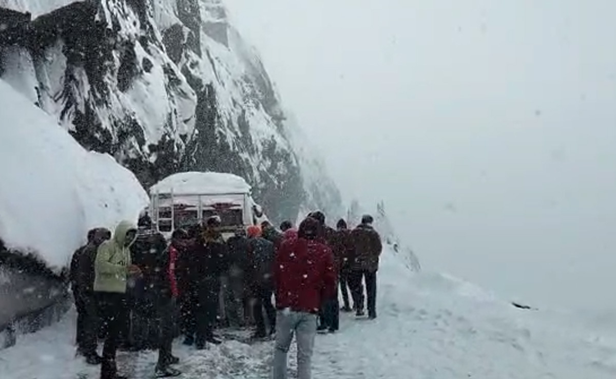 Rescue Op Begins For Stranded Tourists After Avalanches In Jammu And Kashmir