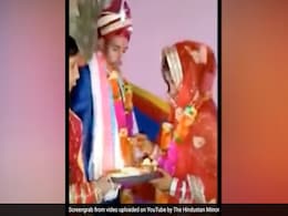 दुल्हन ने खिलाया रसगुल्ला तो दूल्हे को आया भयंकर गुस्सा, स्टेज पर ही नोच लिया बाल और मुंह, फिर किया कुछ ऐसा उड़े लोगों के तोते दुल्हन ने खिलाया रसगुल्ला तो दूल्हे को आया भयंकर गुस्सा, स्टेज पर ही नोच लिया बाल और मुंह, फिर किया कुछ ऐसा उड़े लोगों के तोते