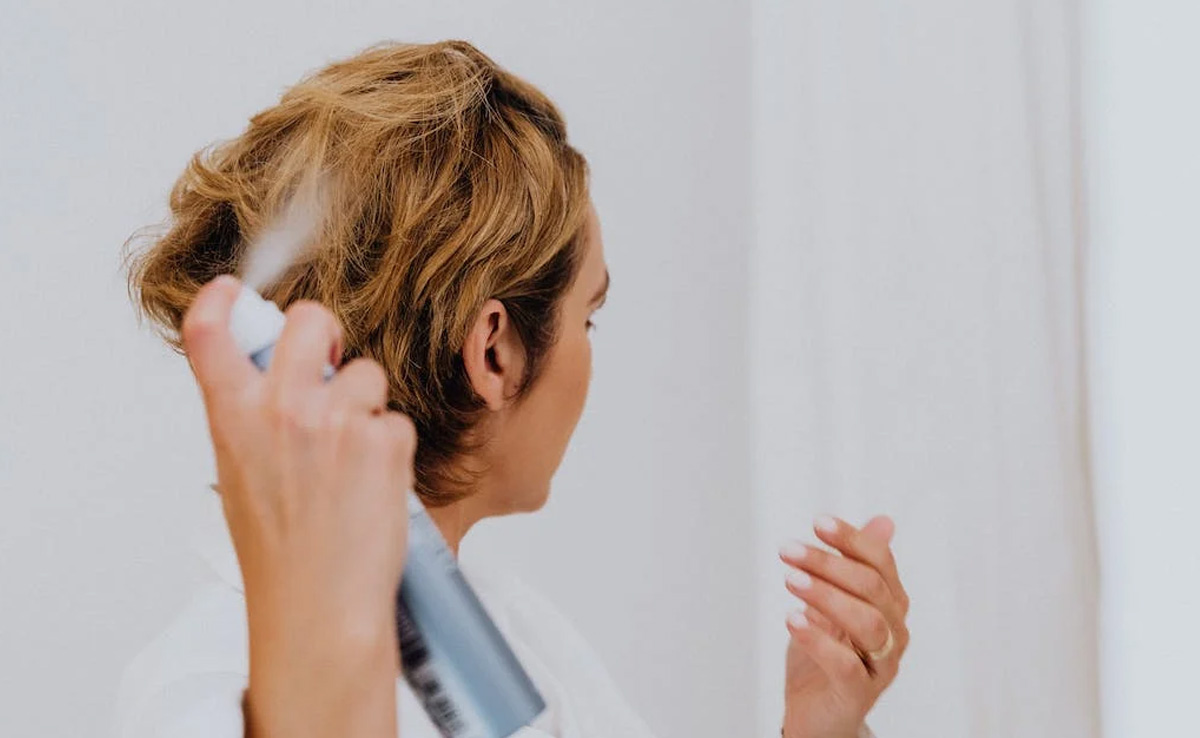 Find Out What Are The Pros And Cons Of Using Dry Shampoo Regularly