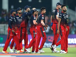 घरेलू मैदान पर आखिरी मैच खेलने के बाद मैदान का चक्कर लगाते हुए इमोशनल हुए RCB के खिलाड़ी, फैन्स भी दिखे मायूस, Video घरेलू मैदान पर आखिरी मैच खेलने के बाद मैदान का चक्कर लगाते हुए इमोशनल हुए RCB के खिलाड़ी, फैन्स भी दिखे मायूस, Video