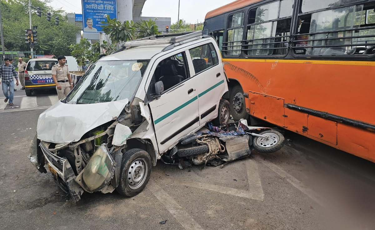 1 Dead, 5 Injured After Delhi Bus Loses Control, Hits Multiple Vehicles