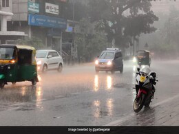 Video: Heavy Rain In Bengaluru, Roads Waterlogged Video: Heavy Rain In Bengaluru, Roads Waterlogged