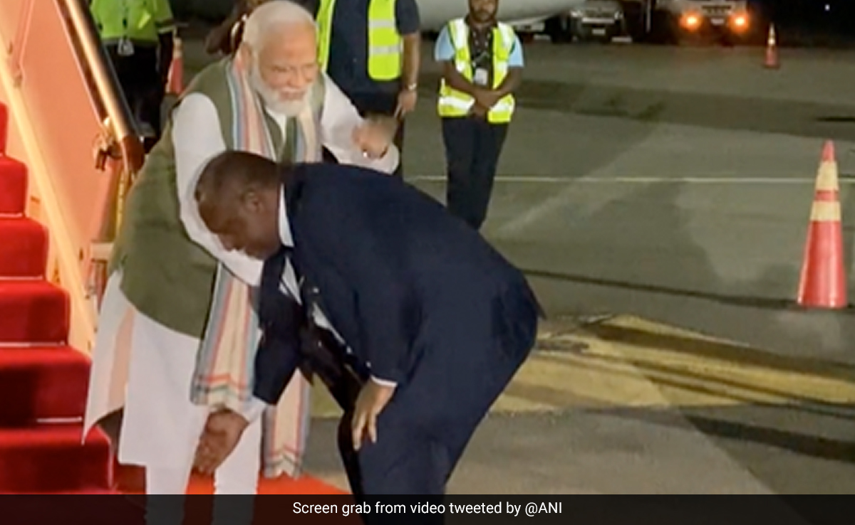 जेम्स मारापे ने छूए पीएम मोदी के पैर तो इस डायरेक्टर ने की तारीफ, बोले- प्रधानमंत्री को गले लगाना भारत को गले लगाने जैसा