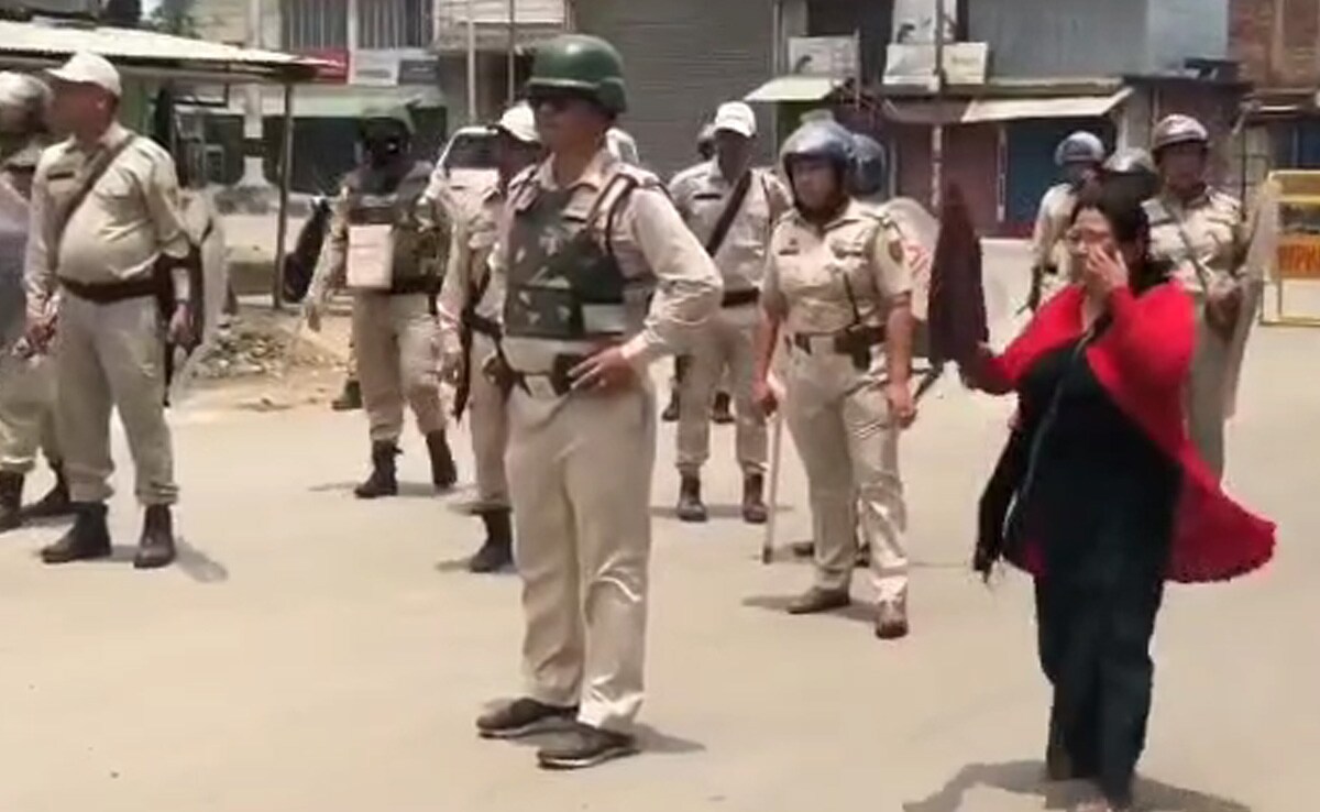 मणिपुर में फिर भड़की हिंसा, इंफाल में कई जगहों पर आगजनी के बाद कर्फ्यू; 2 उपद्रवी गिरफ्तार मणिपुर में फिर भड़की हिंसा, इंफाल में कई जगहों पर आगजनी के बाद कर्फ्यू; 2 उपद्रवी गिरफ्तार