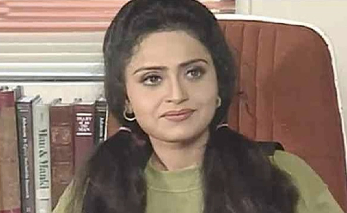 शक्तिमान की गीता विश्वास की 10 फोटो, 20 साल बाद बदला पूरा लुक, 5वीं देख कहेंगे- ये वही पत्रकार है?