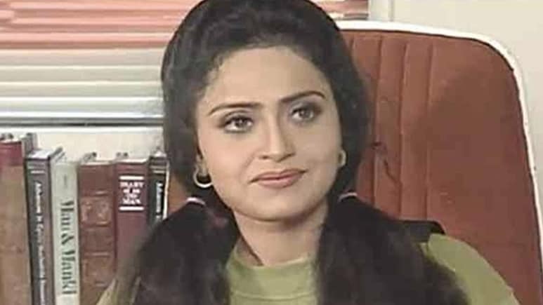 शक्तिमान की गीता विश्वास की 10 फोटो, 20 साल बाद बदला पूरा लुक, 5वीं देख कहेंगे- ये वही पत्रकार है?