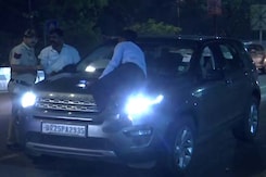 ड्राइवर ने कार की बोनट पर कई किलोमीटर तक शख्स को घसीटा ड्राइवर ने कार की बोनट पर कई किलोमीटर तक शख्स को घसीटा